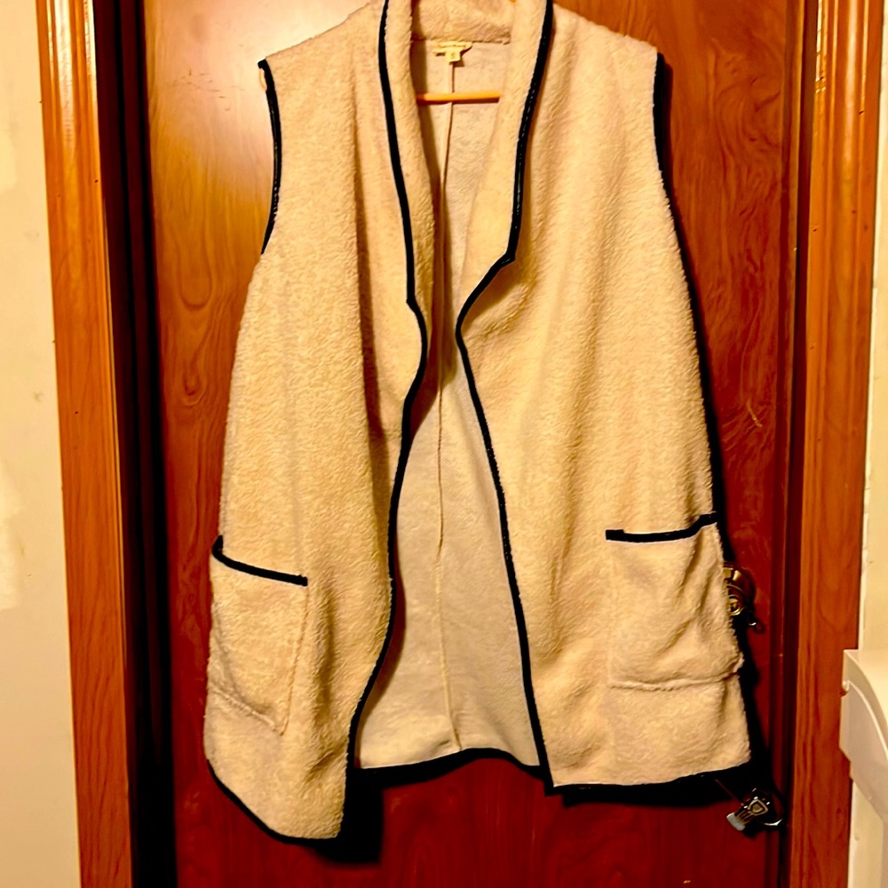 Hem and trend size medium vest fits more like a large